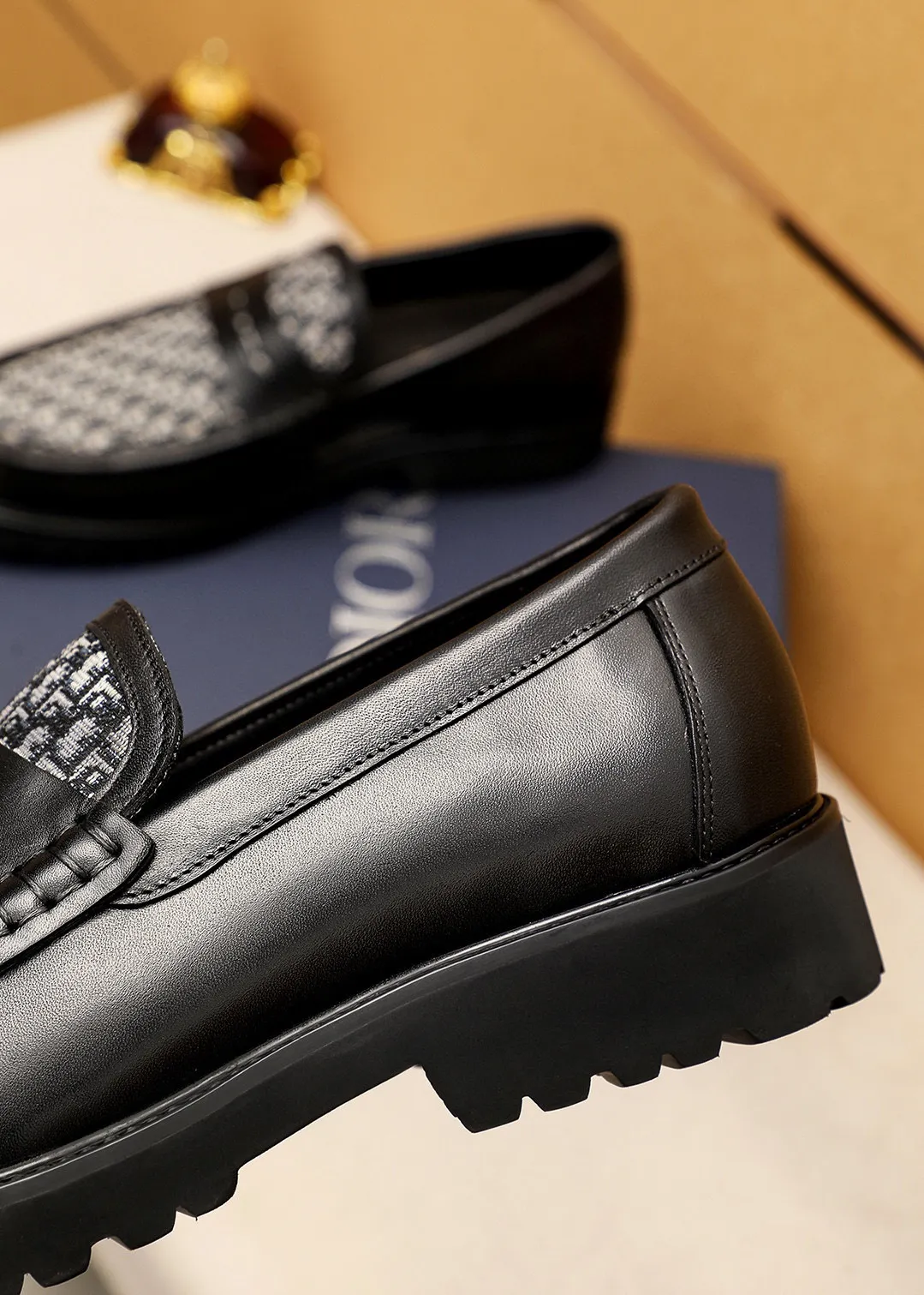 Men's shoes 💰460 💐 Product trademark: Dior "Dior" casual leather shoes Regular size: 39-44 (38.45🉑️customized) Product materials: Selected original fabric uppers imported from Italy, imported water-dyed 🐂 cowhide lining. Strong three-dimensional visual effect, foam outsole Color: 1⃣️color optional